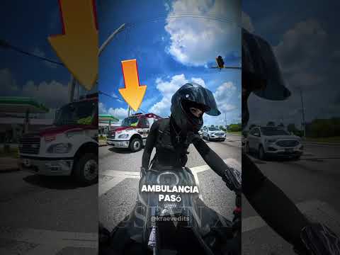 el policía encubierto llamó la atención de la motociclista #shorts