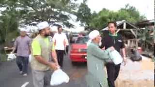 preview picture of video 'Banjir 2013: Bantuan PAS Paya Besar & PAS Pusat'