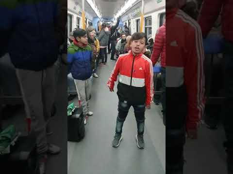Raperos Guachines en el Tren de Lomas a Constitución.