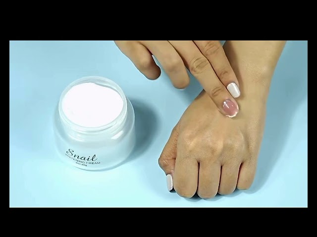 كريم الكولاجين ومصل الحلزون يعمل على ازالة التصبغات ويفتح البشره تفتيح طبيعي ويرطب البشرة ترطيب عميق ويحافظ على نعومتها