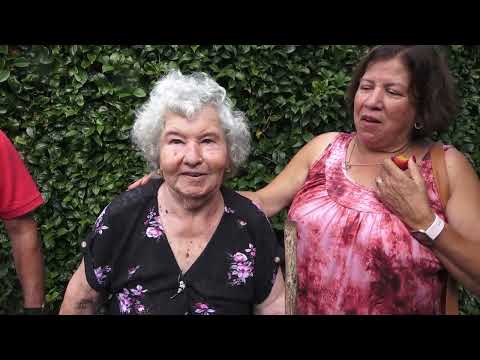 Dois irmãos  cantam a mesma canção