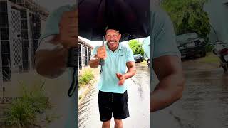 Ajudei uma criança triste na chuva 😉👍 #funny #shorts