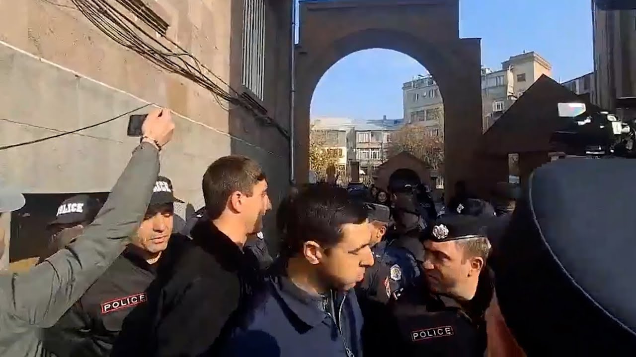 Նիկոլ դավաճան. Եկեղեցու բակում ոստիկանները հեռացրին երիտասարդ աղջկան