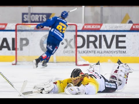 Leonardo Genoni fliegt am Puck vorbei
