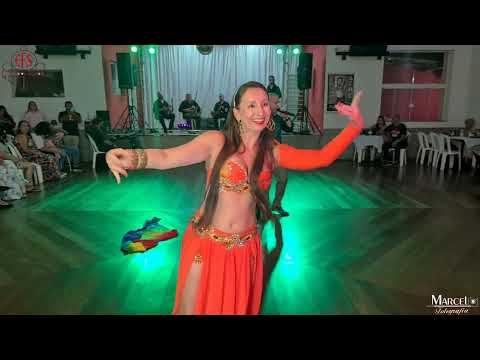 Natália Favoretto com Tony Mouzayek e banda.