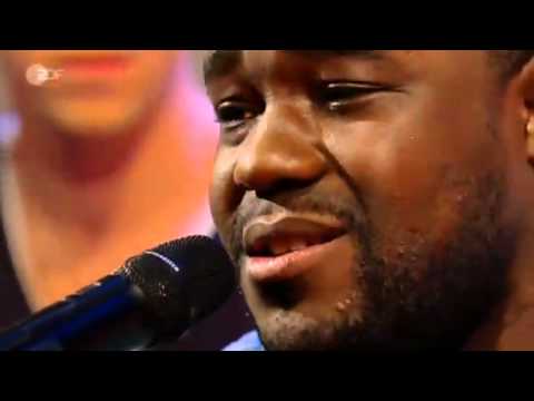 Nelson Müller singt mit Benny & Joyce "Halt Mich" bei Volle Kanne Service