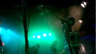 Komas Nainen - Paskan hajua