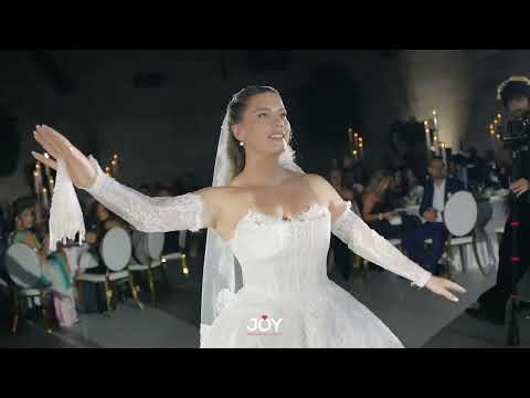 Cifti vallezon me cifteli, familjaret i percjellin me duartrokitje 