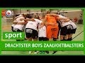 SPORT: zaalvoetbalsters Drachtster Boys winnen wel, maar plaatsen zich niet voor play-offs.