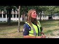 Een chauffeur heeft zijn vrachtwagen op de openbare weg geparkeerd, dat is niet de bedoeling.