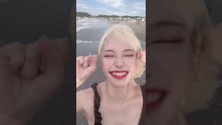 海岸で金髪ショートカットのビキニギャルが踊っているよ！