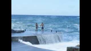 preview picture of video 'Crazy swimmers and big waves of sea - Vernazza Italia. A ty jak się bawisz nad morzem?'