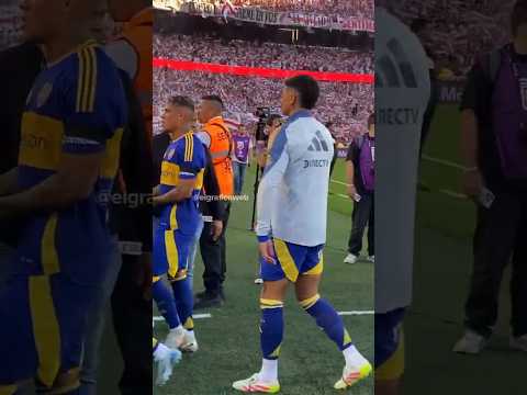 Marcos Rojo se besa el escudo de BOCA frente a toda la cancha de River💙💛💙