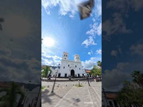 La #Basílica menor de los Milagros brillando a mediodía mientras el timeshift convierte cada paso