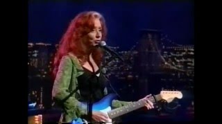 Bonnie Raitt - It's All Over Now, Baby Blue - David Letterman 10-2000