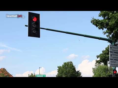 LKW streift in Eferding während Ampelwartung einen Hubsteiger - Arbeiter aus Korb geschleudert