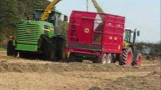 preview picture of video 'Silaging at Dunragit with John Deere 7300 SP Forager'