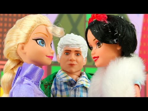 Frozen Elsa Contra Blancanieves Lucha de Disney Princesas En Español. AventurasJuguetes Video
