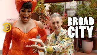 Alan Cumming Emcees Drag Brunch (feat. Sasha Velour, Jiggly Caliente and Shangela) - Broad City