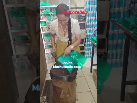 cholita Machucando coca hojeada en tienda BetyCocabolo  en Km24½ en sipe sipe Cochabamba