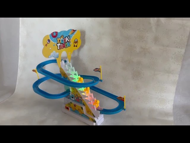 Vídeo relacionado con Juguete Eléctrico para Subir escaleras de Pato, Juguete de Escalada de Patos Pequeños, Juego de Juguetes Eléctricos con Luces LED Intermitentes y música, Regalo de Cumpleaños