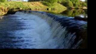 preview picture of video 'Fish Jumping Mill Farm Weir'