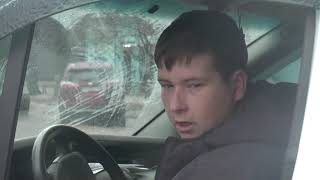 На Салтівці легковик застряг у крижаній пастці