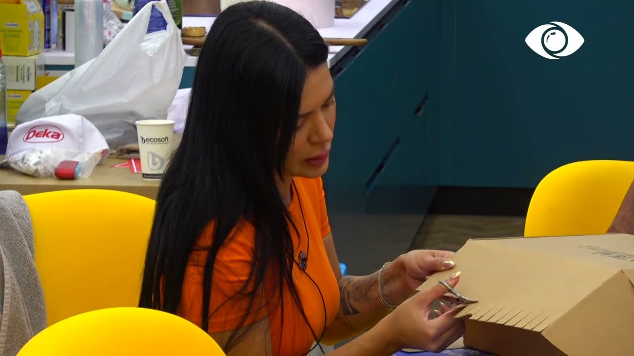 Banorët krijojnë gurë dominoje nëpërmjet kartonit