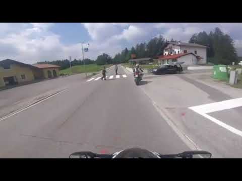 I motociclisti forzano il posto di blocco a Lavarone