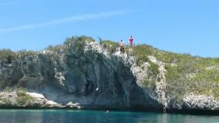 preview picture of video 'Chris cliff jumping into Deans Blue Hole, Long Island Bahamas'