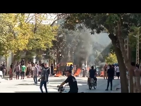 شاهد استمرار الاحتجاجات في إيران وجماعة حقوقية تشير إلى مقتل 19 قاصرا…