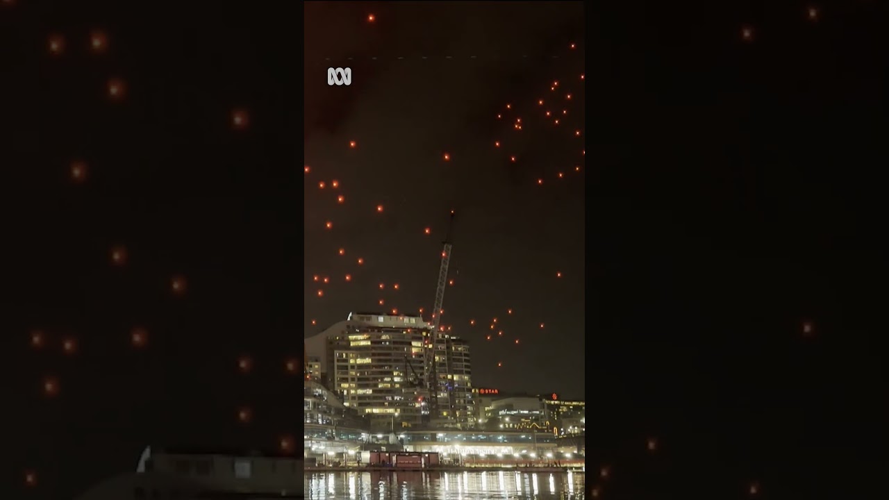 89 drones fall into Sydney Harbour during Vivid drone show | ABC NEWS - YouTube