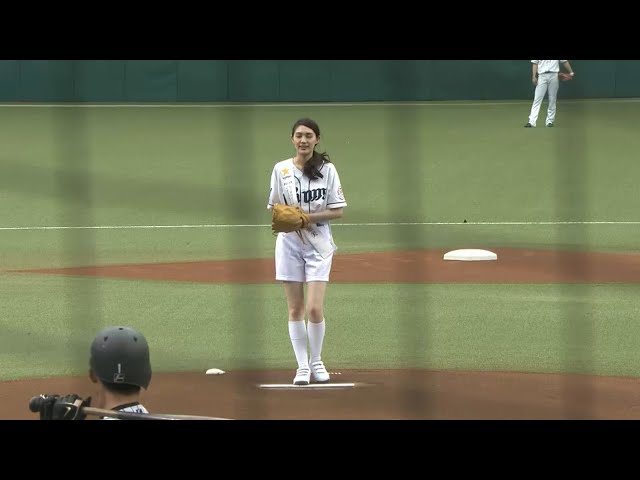 【始球式】朝比奈恵美さん 見事なノーバウンド投球を披露!! 2015/5/31 L-T