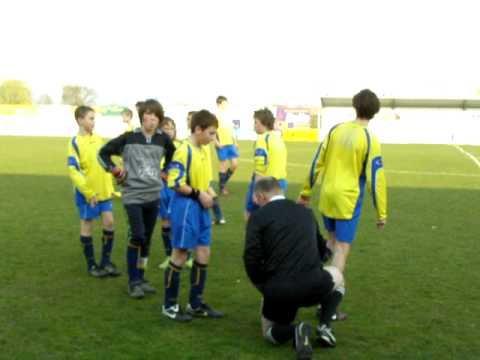 Gewestelijke Knapen KSVD bij de scheidsrechter tegen Zandvoorde ( 14-04-2010 ).MOV
