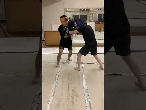 初めてスパーリングをする会員（青ヘッドギア）に胸を貸すアマ選手の会員（茶ヘッドギア）👊