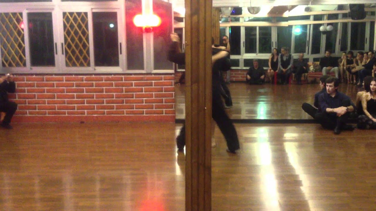 Jorge Llado y Flor Argento 1-4-12 Milonga del Angel Genova 1.MOV