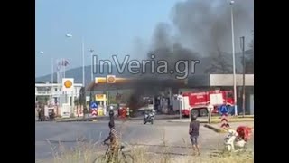 Ein tonnenschwerer Anhänger krachte in eine Tankstelle und verursachte einen Brand