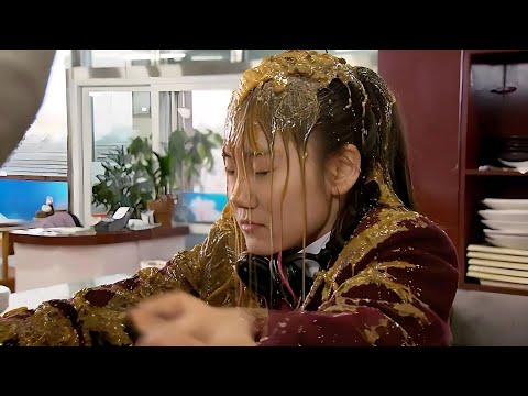 Everyone looks down on this kitchen maid, but she is actually an amazing cook.