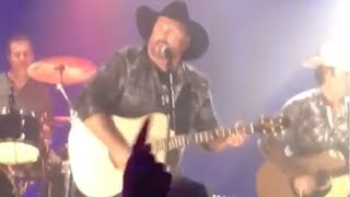 Garth Brooks Covers Fishin&#39; In The Dark During Surprise Bar Show