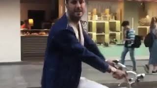 Fabrizio Corona cade in bicicletta