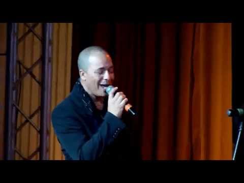 Issac Delgado junto a Maite Hontele (trompeta) interpretando Siguaraya en homenaje a Benny More