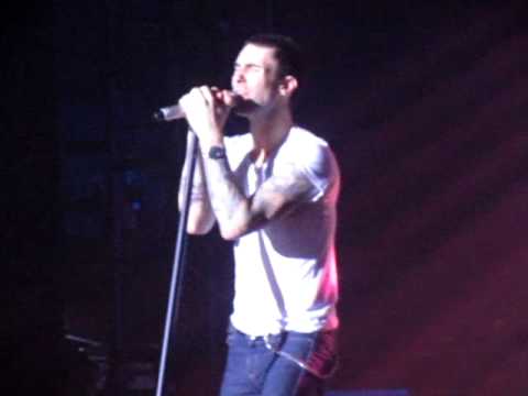 Maroon 5 @ Paris 2011 - She Will Be Loved + Adam Levine Jokes
