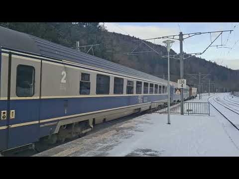 Trenul IR 1580 Constanța - Brașov pleacă din Gara Azuga.