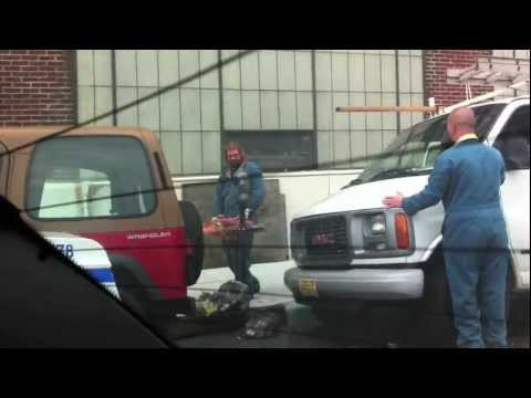 Un tipo loco corta un parquímetro con motosierra en mano en NY (Video)