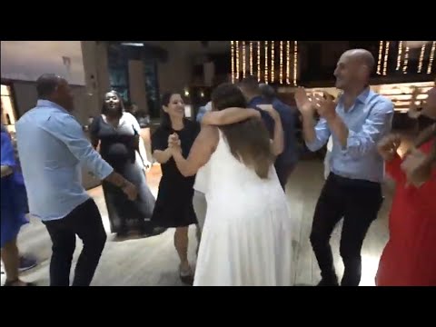 מה לעשות בחתונה של חבר קרוב עם ריקודים מעורבים אם לא ארקוד הוא עלול להעלב?