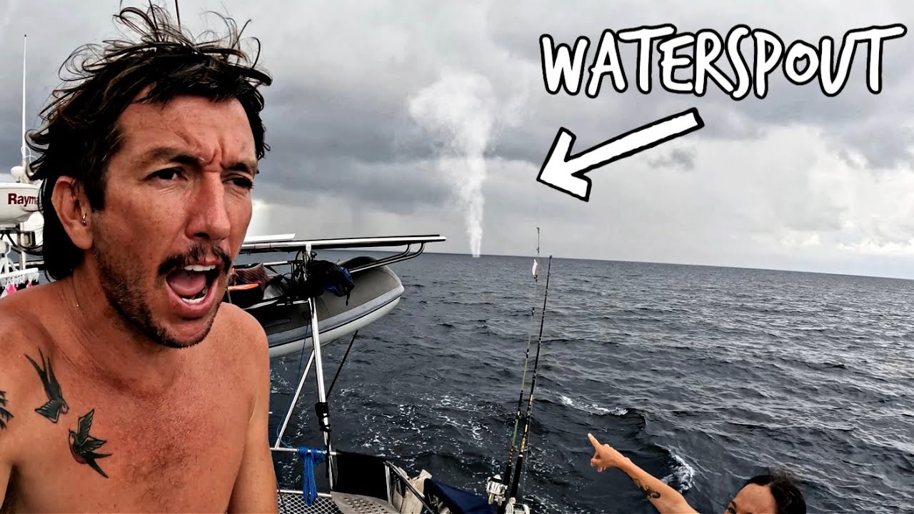 Cosa fare quando vedi una tromba marina in mare? URLARE!!! Ep 338