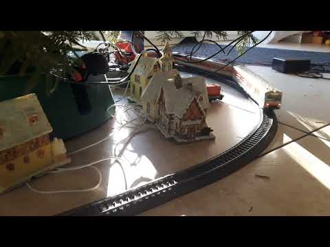 Modelleisenbahn BR 420 H0 Märklin fährt um den Weihnachtsbaum herum