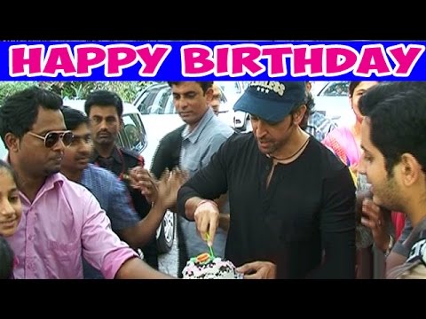 Hrithik Roshan Cuts Birthday Cake With ZOOM