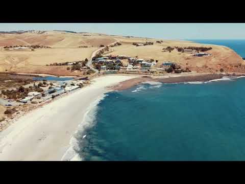 Cuplikan drone Myponga tentang perairan dan pasir