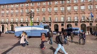 Piazza Castello blindata con mezzi antisommossa e idranti